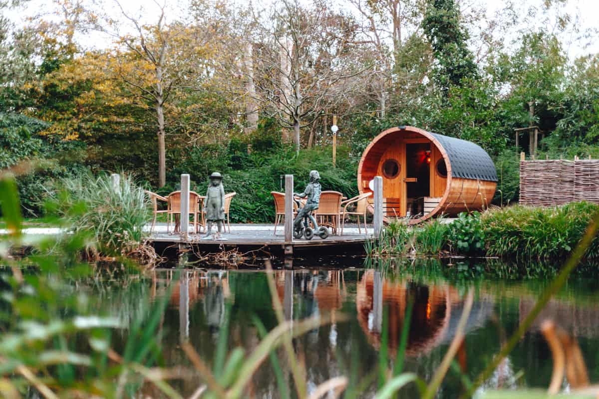 Wellnesshotels auf Sylt: Fasssauna im Garten von Landhaus Stricker