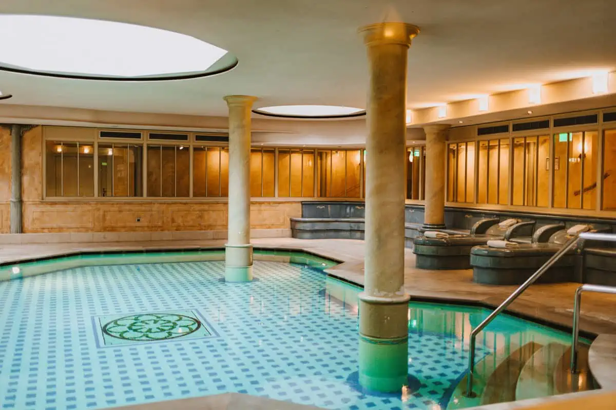 Wellnesshotels auf Sylt: der Pool im Hotel Aarnhoog in Keitum