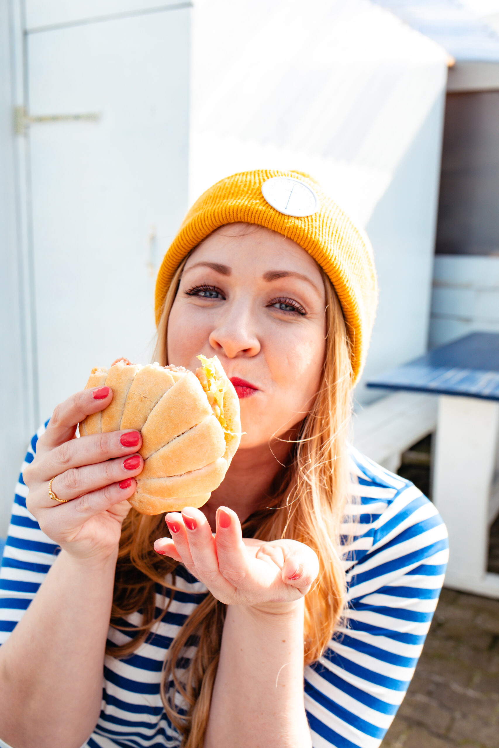 Sylt Fräulein Finja mit Fischbrötchen in der Hand