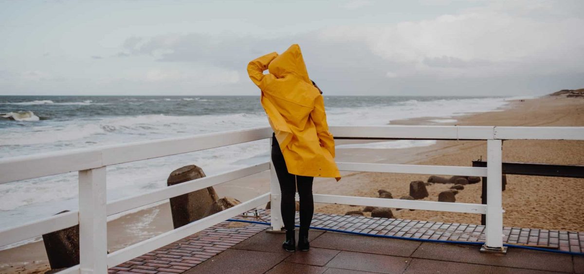 Sylt bei Regen: Gelbe Regenjacke am Strand