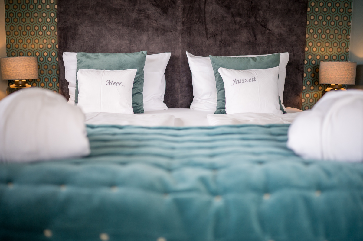 Bett in der neugestalteten Suite im Hotel Alte Strandvogtei in Rantum auf Sylt