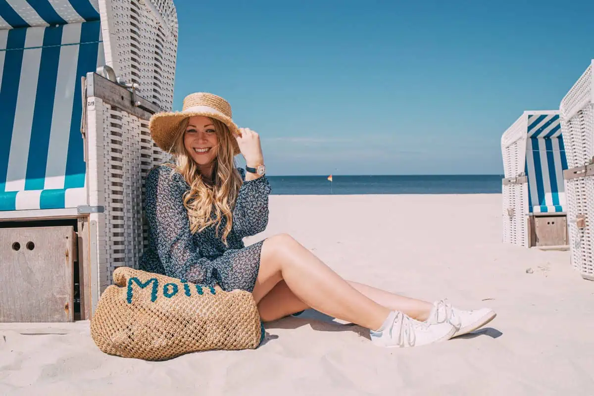 Naturschutzprojekt Blancpain: Sylt Fräulein Finja mit Blancpain Uhr am Strand von Kampen