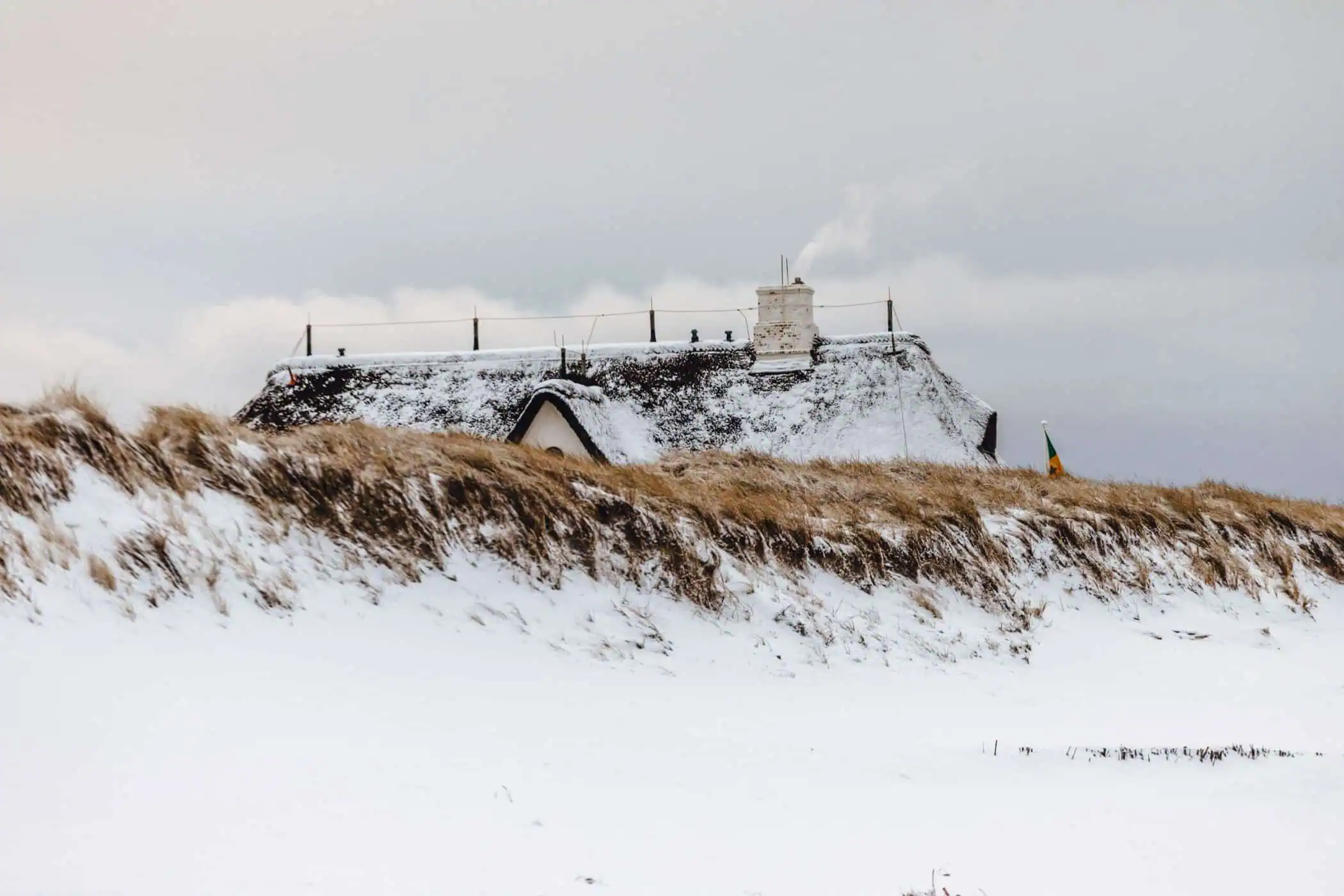 Haus Kliffende in Kampen auf Sylt hinter der verschneiten Düne