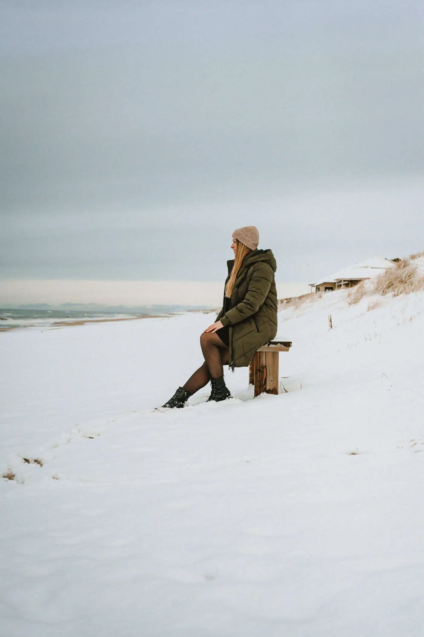 Sylt im Schnee: Sylt Fräulein Fina am verschneiten Strand von Kampen