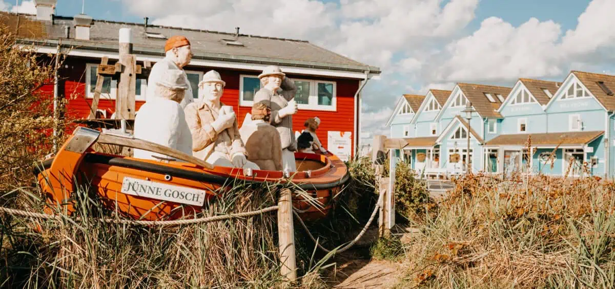 Sehenswürdigkeiten auf Sylt: Alltagsmenschen in List am Hafen bei Gosch