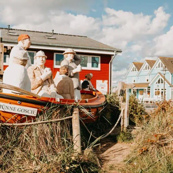 Sehenswürdigkeiten auf Sylt: Alltagsmenschen in List am Hafen bei Gosch